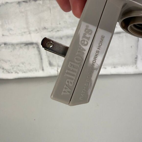 BATH & BODY WORKS EMBROIDERED BUTTERFLY WALLFLOWER FRAGRANCE PLUG IN HOLDER - Picture 6 of 6